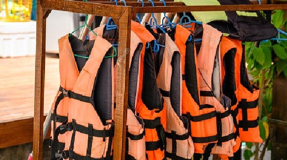 'J&K Govt makes 'life-saving jackets' mandatory for shikaras in Dal, Nigeen lakes, other water bodies'