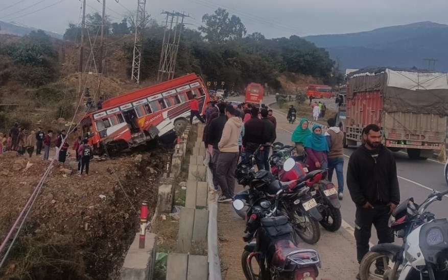 'Bus accident on Jammu-Srinagar National Highway ; six persons injured '