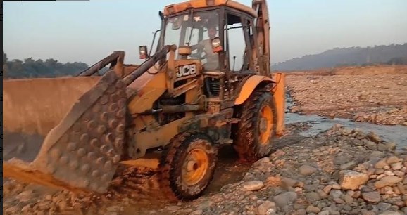 'Mining Department Kathua imposes Rs 14 lakh penalty on perpetrators of illegal mining  '