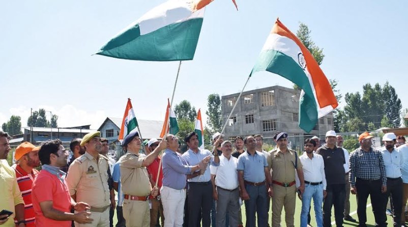 Over 1000 Pulwama students create AKAM array
