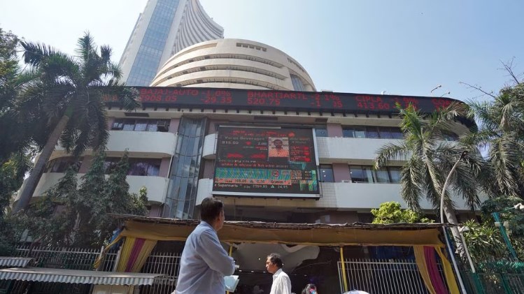 Indian stock indices in red on weak cues from US markets