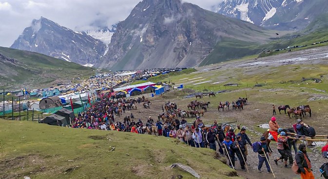 More than 6,500 Amarnath pilgrims leave Jammu for Kashmir