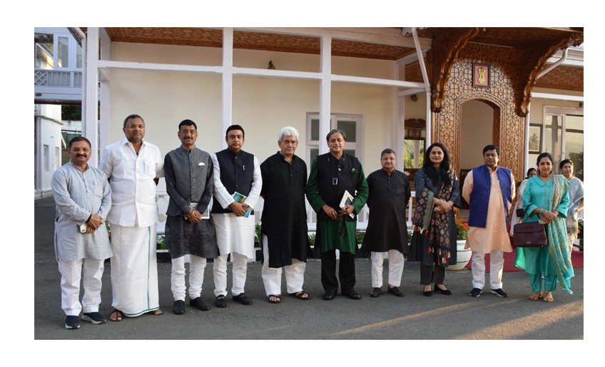 Sinha meets members of parliamentary panel on IT visiting J&K