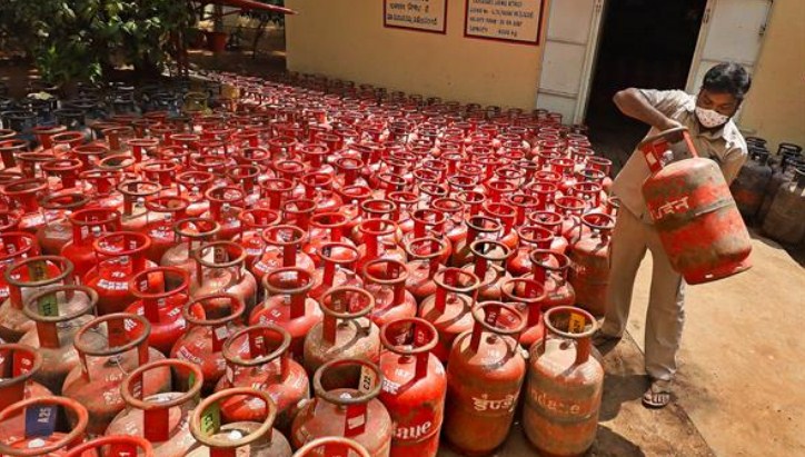 LPG Cylinder Price Hiked Again: Cooking Gas Becomes Costlier by Rs 50 in 2 Weeks