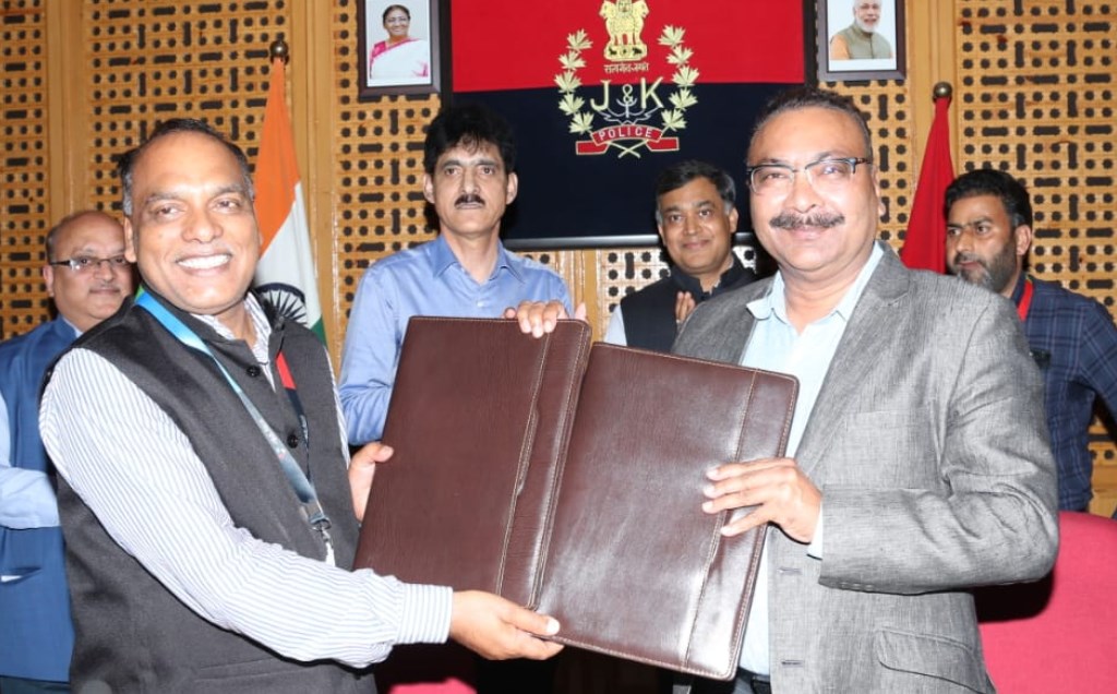 JKP, JKB sign MoU ;Bank to provide preferential banking services & benefits to J&K Police personnel