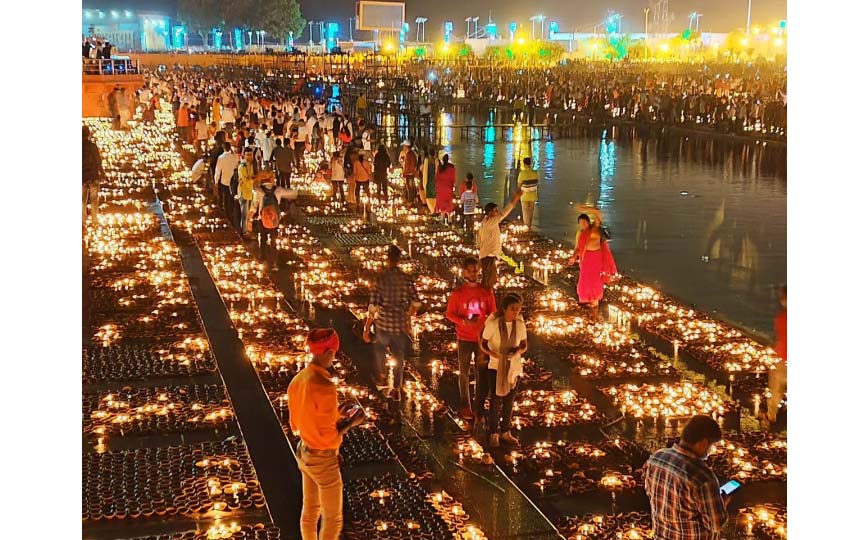Ayodhya sets Guinness World Records with 25 lakh diyas lit, published,121 people performing aarti together