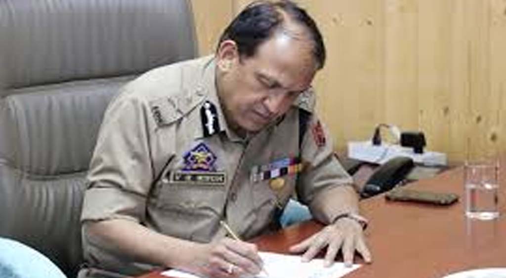 DGP prison visits central jail Srinagar, asks officials to follow SOPs to combat COVID-19