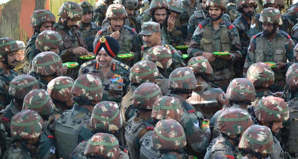 ARMY COMMANDER VISITS POSTS ON LC AND CHANDRAKOT SECTOR