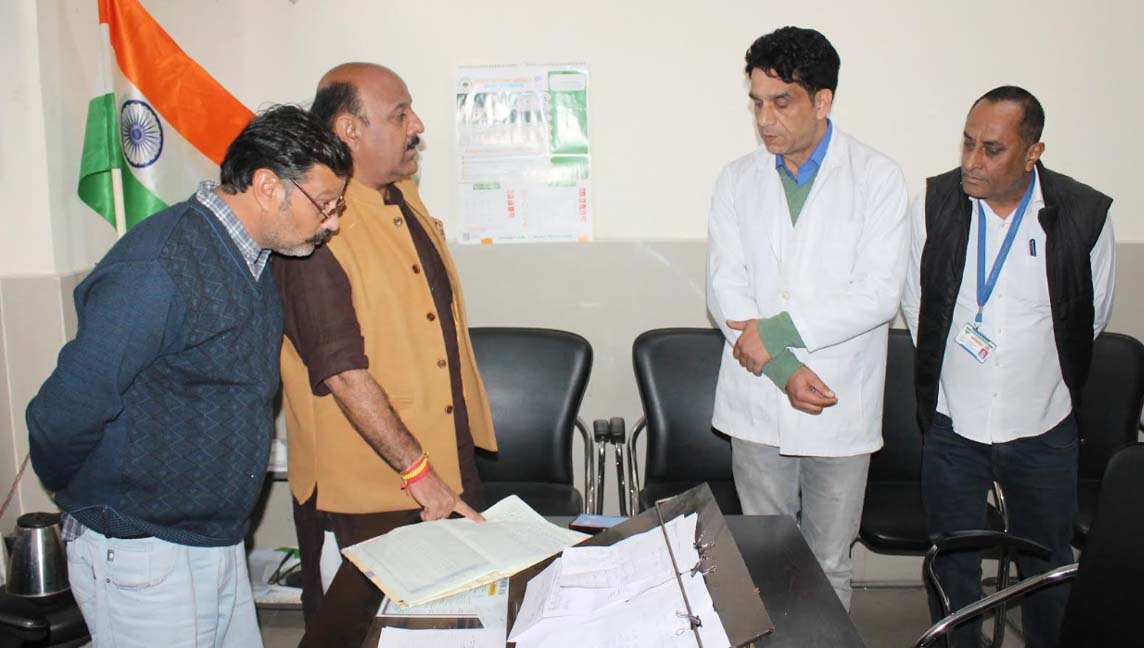 Dy CM conducts surprise inspection of Chauki Chaura Hospital