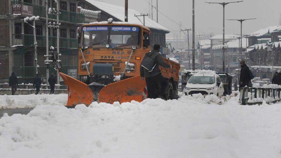 BRO inducts hi-tech snow cutting machines in Kashmir Valley   