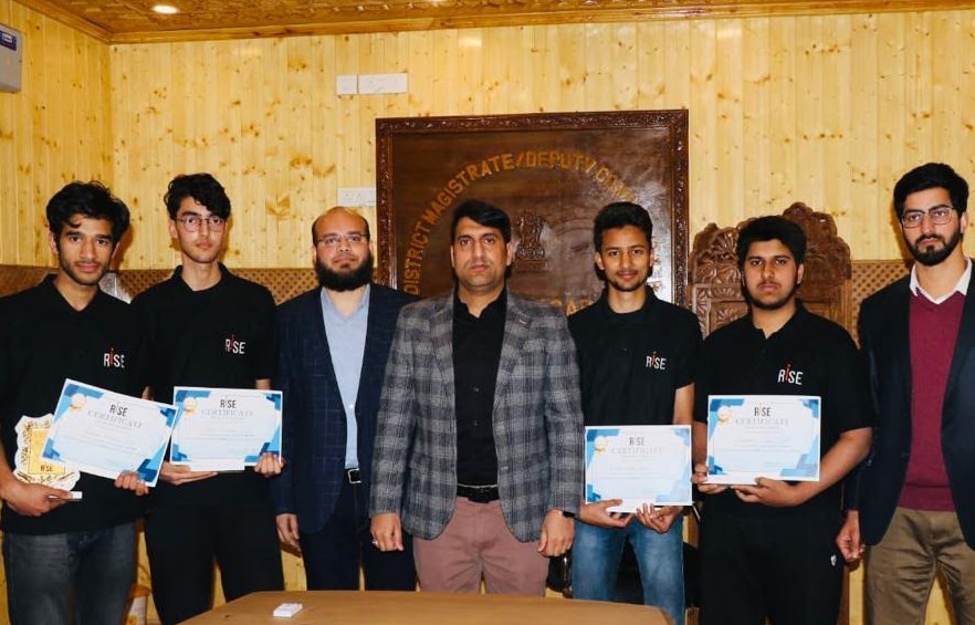 DC Srinagar felicitates toppers of IIT-JEE Mains Examination 2023