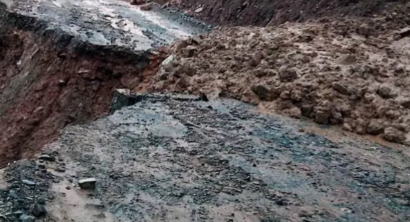 Jammu-Srinagar National Highway closed for vehicles due to landslides