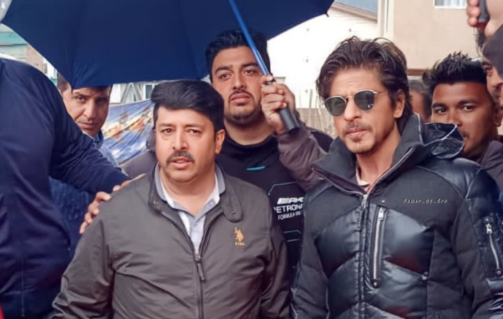 Shah Rukh Khan poses with fans as he shoots for ‘Dunki’ in Kashmir