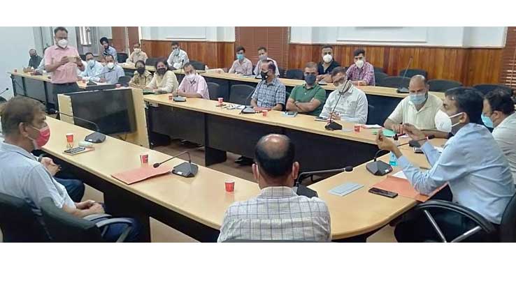 DC Jammu reviews disposal of public grievances, installation of oxygen plants