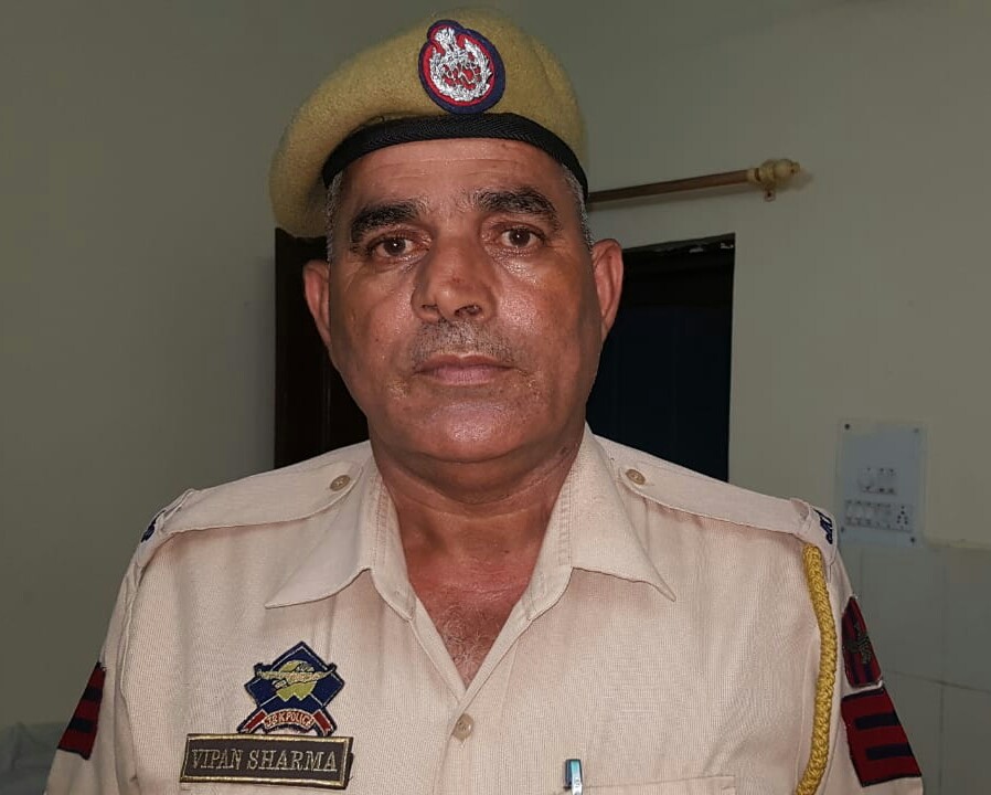 Police Head Constable saves life of a girl trying to jump into Chenab 