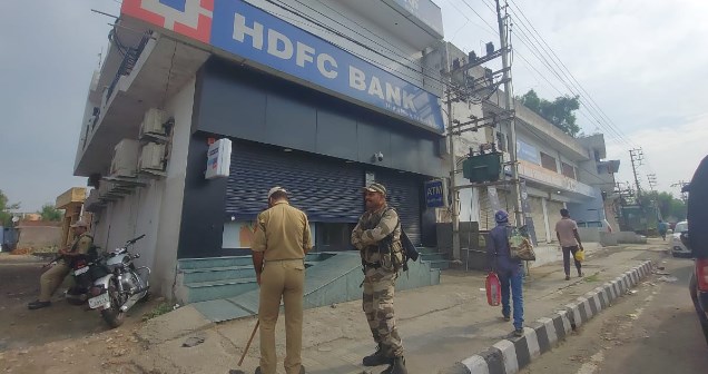 Burglars break into bank in Kathua, decamp with Rs 1 crore