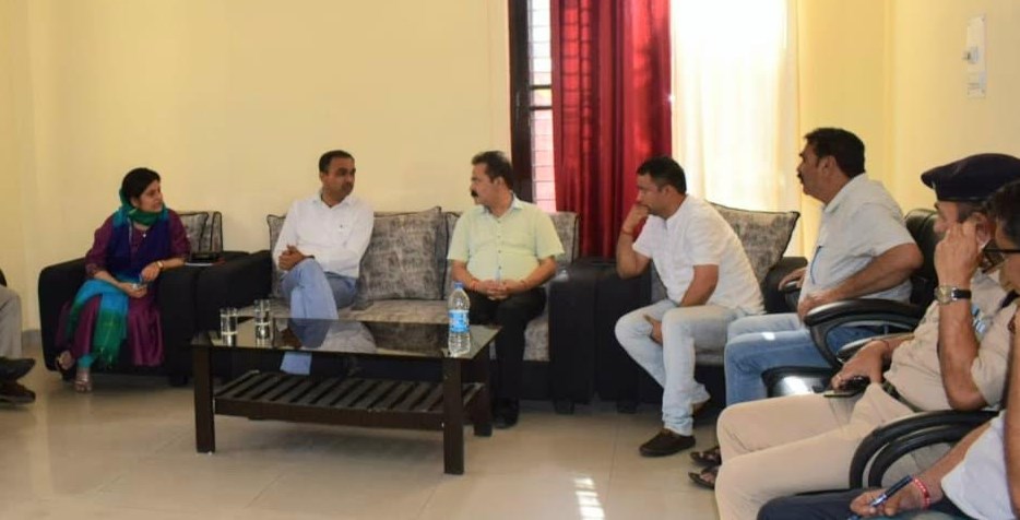 Div Com visits Katra, holds introductory meeting with PRIs, District Officers