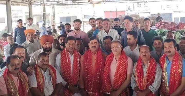 Kavinder, Jugal distribute e-Shram cards among beneficiaries