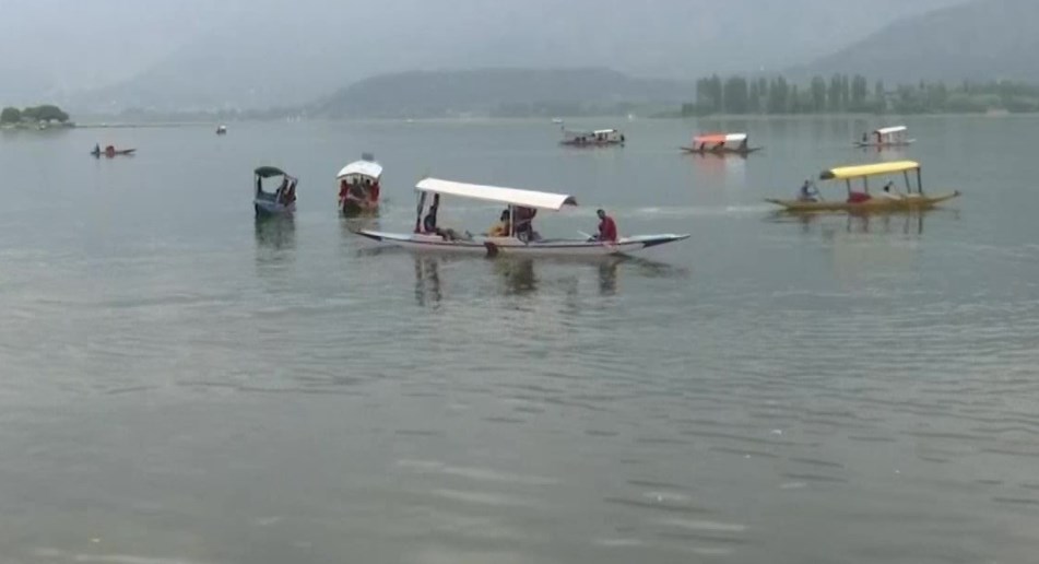 Heaven, paradise, mesmerising, say tourists visiting Kashmir to escape heat