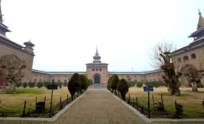 Srinagar's Jamia Masjid prohibits men and women from sitting together in its lawns