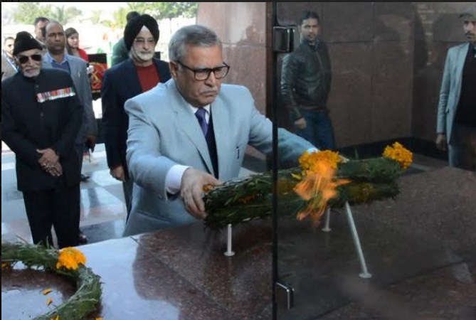 Armed Forces Veterans’ Day  Advisor Khan pays floral tributes to war heroes