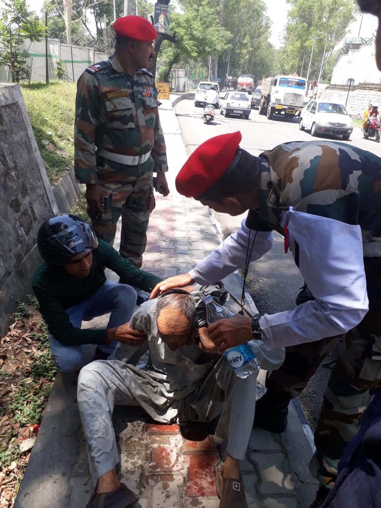 Army men helps an old man; get praised for it