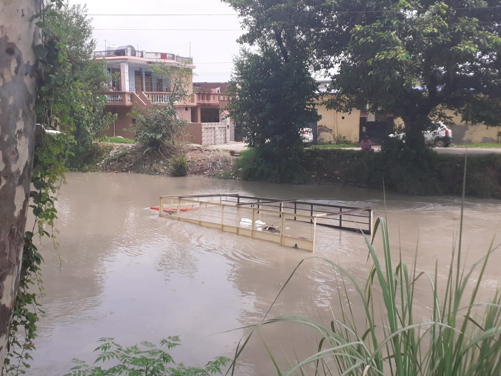 Truck falls into Ranbir canal near Mishriwala in Jammu 