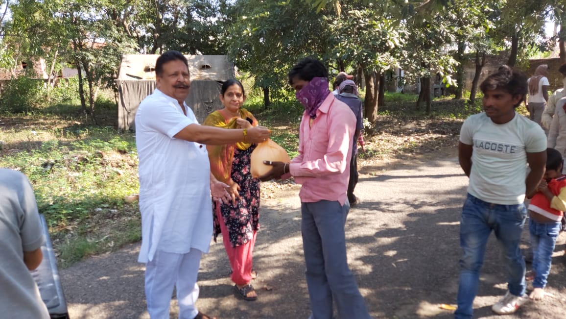 Senior Congress Leader Jai Singh distributes ration among 100 Poor families at Sainik Colony 