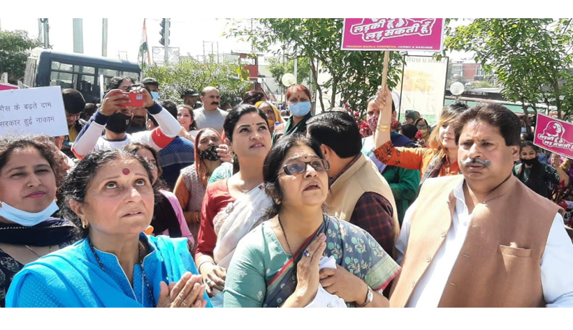 Rajni Patil, Alka Lamba lead Mahila Congress March to Raj Bhawan, police foils March at Indira Chowk