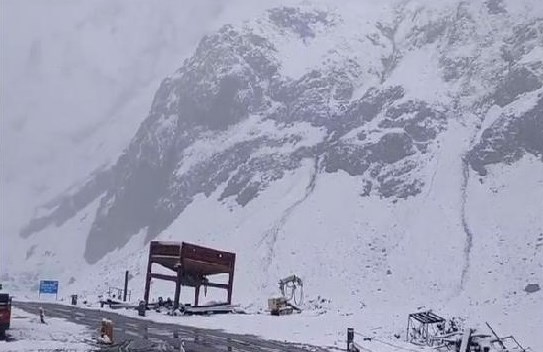 J&K: Fresh snowfall briefly halts traffic on Sonamarg-Zojila highway