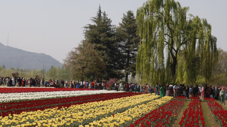 Record 2.18 lakh people visit parks, gardens on Eid; 1.20 lakh in Srinagar