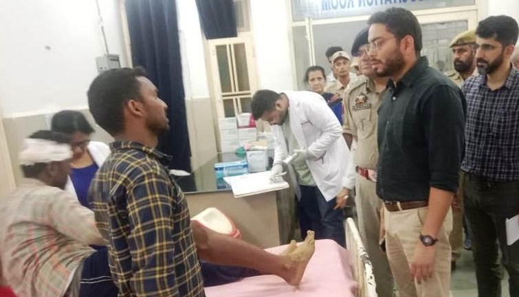 DC Udhampur meets injured labourers in District Hospital