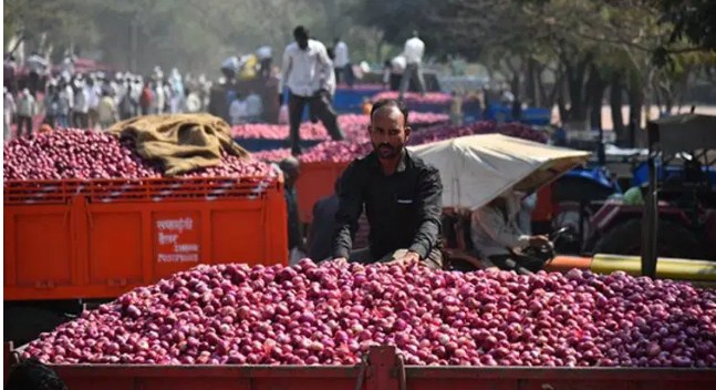 Amid price rise, onions worth Rs 1 lakh stolen from farmer’s store house in Nashik