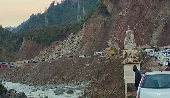 Jammu-Srinagar National Highway blocked at Panthyal due to shooting stones