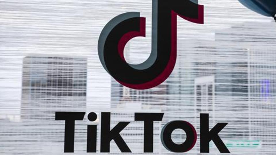 Govt issues notice to Tiktok, Helo; asks them to answer queries or face ban