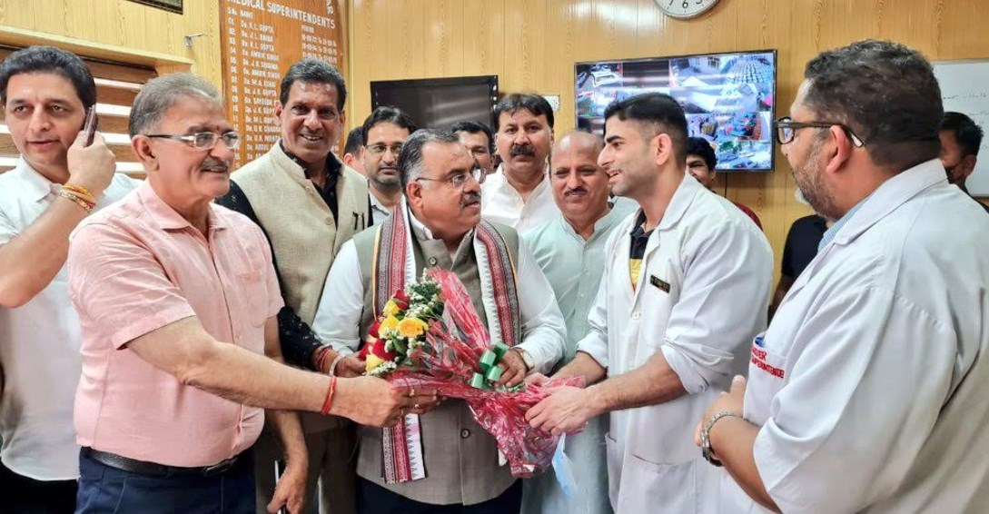 Tarun Chugh, Kavinder Gupta, Shakti Parihar, Dr. Manyal visit Gandhi Nagar hospital