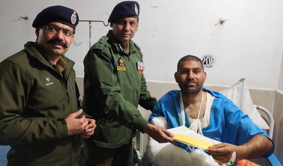 IGP Jammu visits Govt. Medical College Jammu; Enquires about health of injured Police personnel, appreciated for bravery