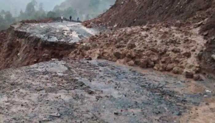 Traffic suspended on Jammu-Srinagar highway due to landslides