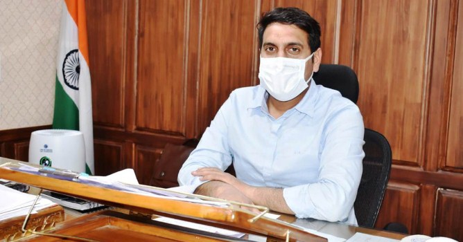 DC Srinagar urges public to strictly adhere to Covid-19 SOPs to tackle 3rd wave