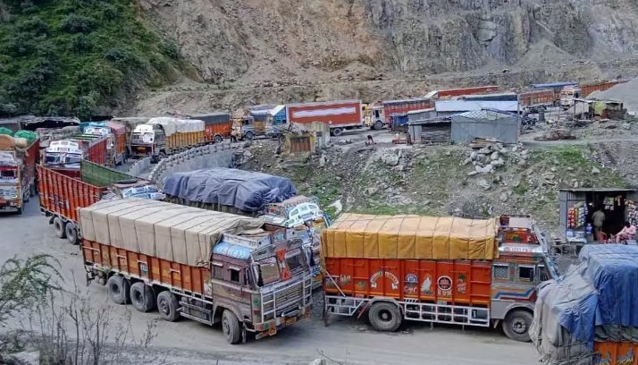 Now, unrestricted traffic movement on Srinagar-Jammu highway every day: Div Com Kashmir