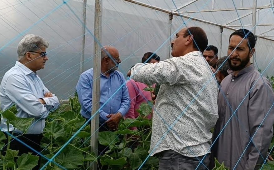 Atal Dulloo visits vegetable growing areas of Srinagar district