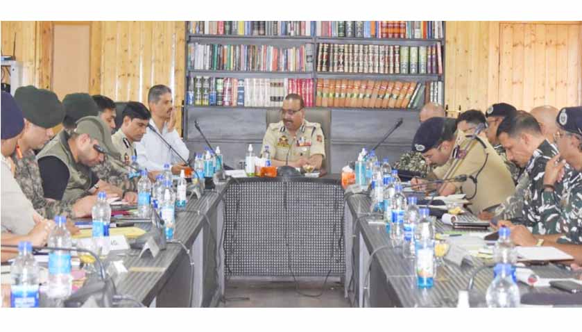 DGP, J&K visits South Kashmir’s Anantnag District; Chairs high level joint meeting of Police, Army & CRPF officers