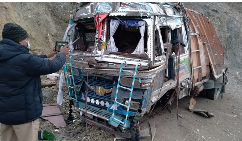 Truck driver killed, helper seriously injured in mishap on Srinagar-Leh highway