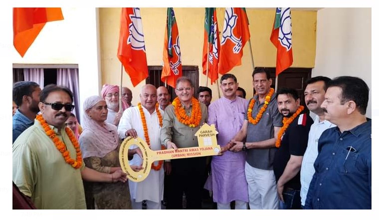 Jugal, Kavinder hand over keys to beneficiaries under PMAY