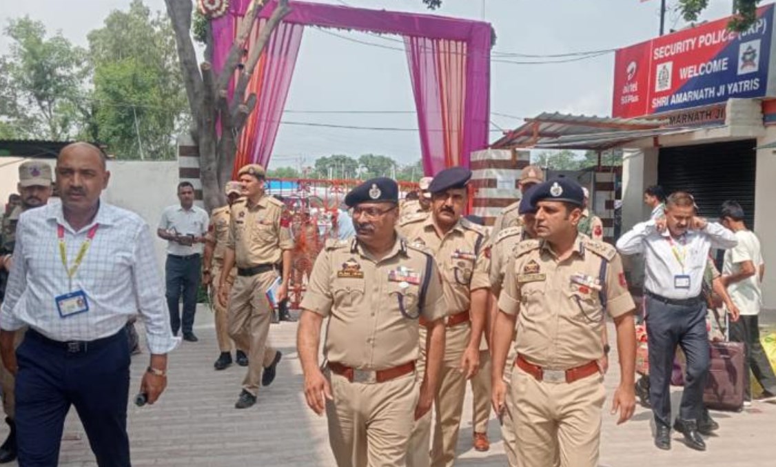 DGP, J&K visits Base Camp yatri niwas Bhagwati Nagar in Jammu