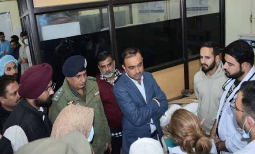   Div Com visits GMC Doda to enquire about condition of injured