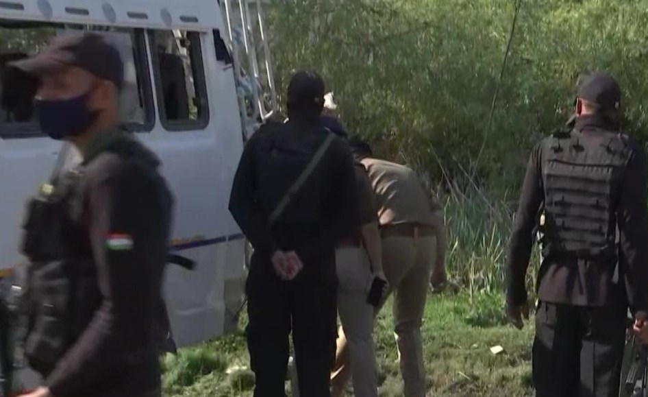 Mysterious blast near Srinagar Tulip Garden, tourist van driver injured
