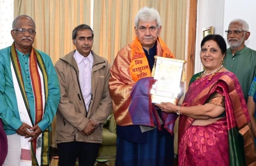 Lt Governor felicitates the recipients of Social Bravery Award