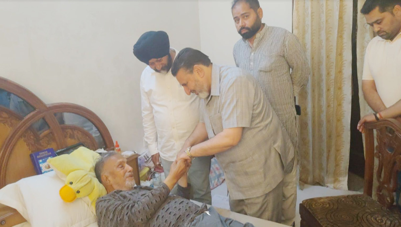 Altaf Bukhari visits residence of Bhim Singh to enquire about his health alongwith other party leaders