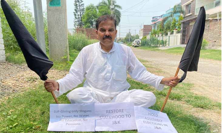 Harsh Dev welcomes Amit Shah with black flags